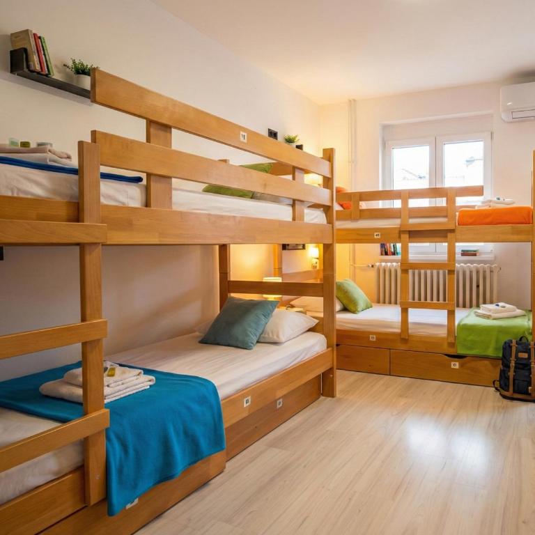 BGD Downtown Hostel - Bed in 6-Bed Dormitory Room - 1