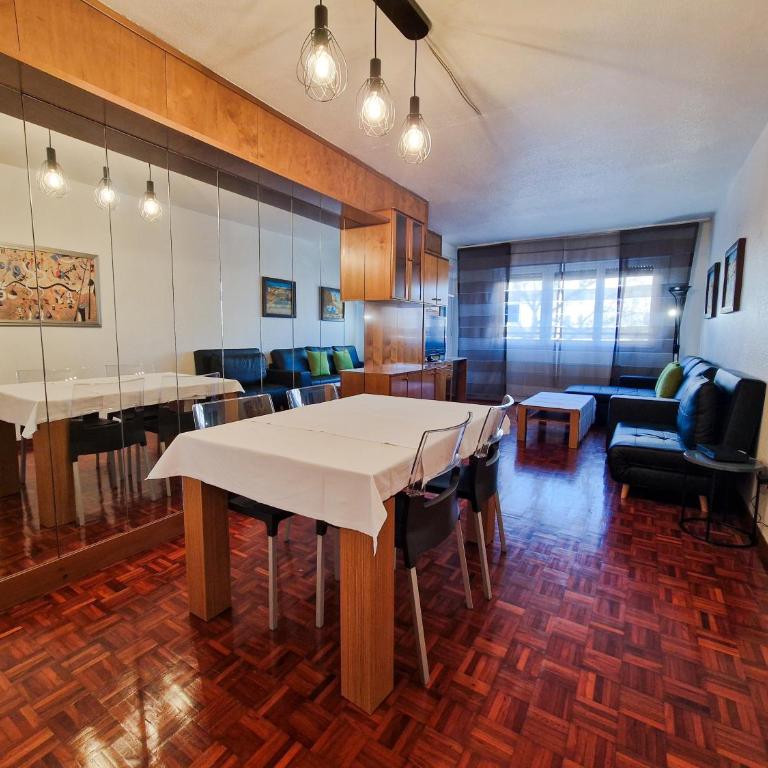 Apartamentos Meson del Barro - Alojamientos Pamplona - Four-Bedroom Apartment - 1