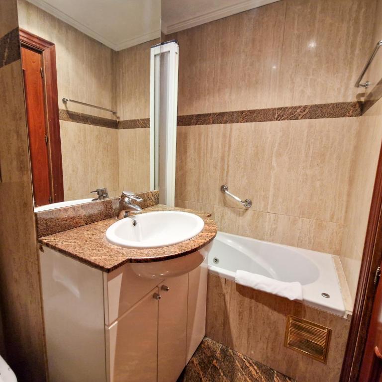 Apartamentos Meson del Barro - Alojamientos Pamplona - Four-Bedroom Apartment - 12