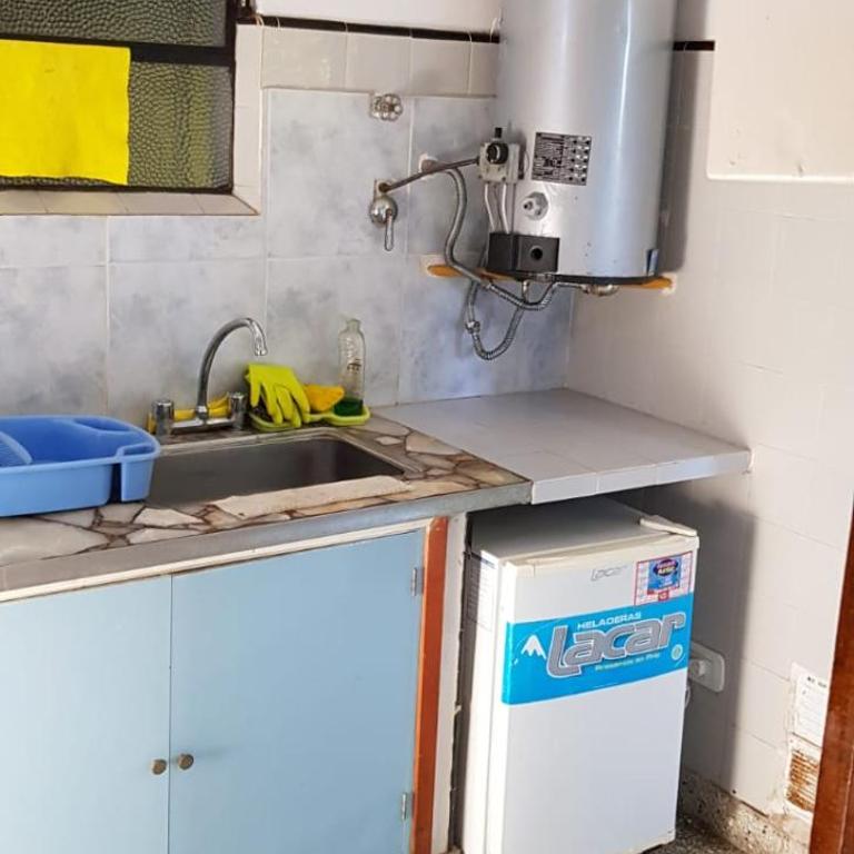 Casa completa con quincho a una cuadra de la playa - Two-Bedroom Apartment - 4