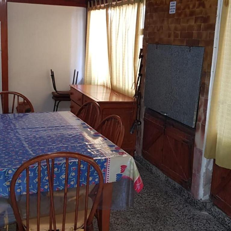 Casa completa con quincho a una cuadra de la playa - Two-Bedroom Apartment - 5