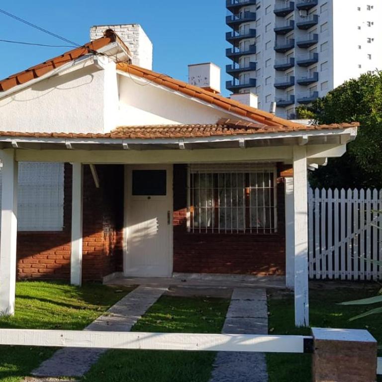 Casa completa con quincho a una cuadra de la playa - Two-Bedroom Apartment - 6