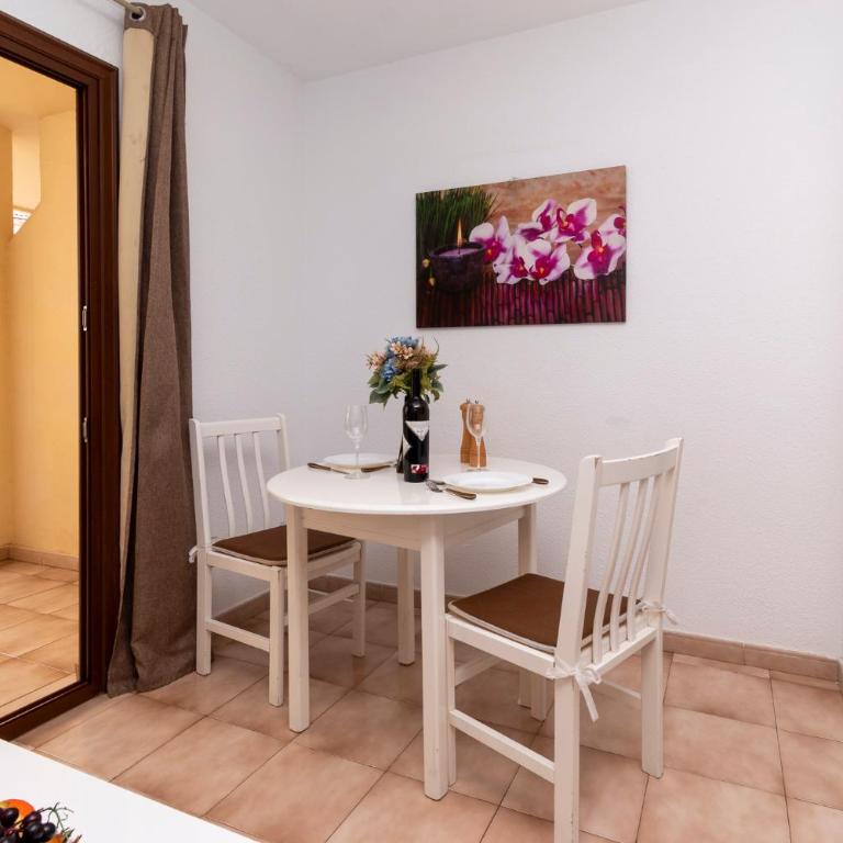 Tranquil Studio Apartment Castle Harbour - Estudio con balcón - 6