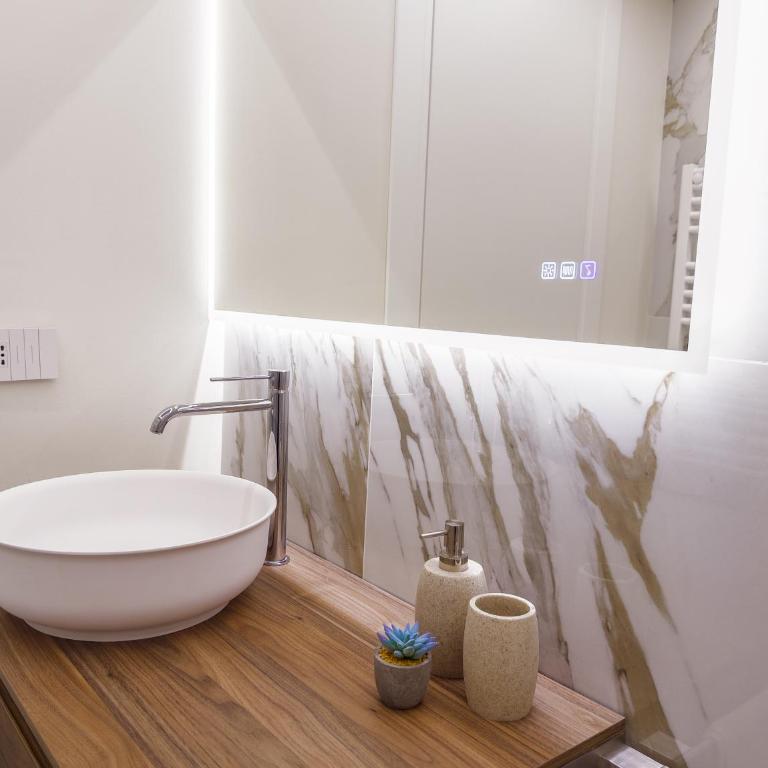 CASA LE 4 ARTI - 86Mq in Via Lagrange 43 LUXURY - One-Bedroom Apartment - 54