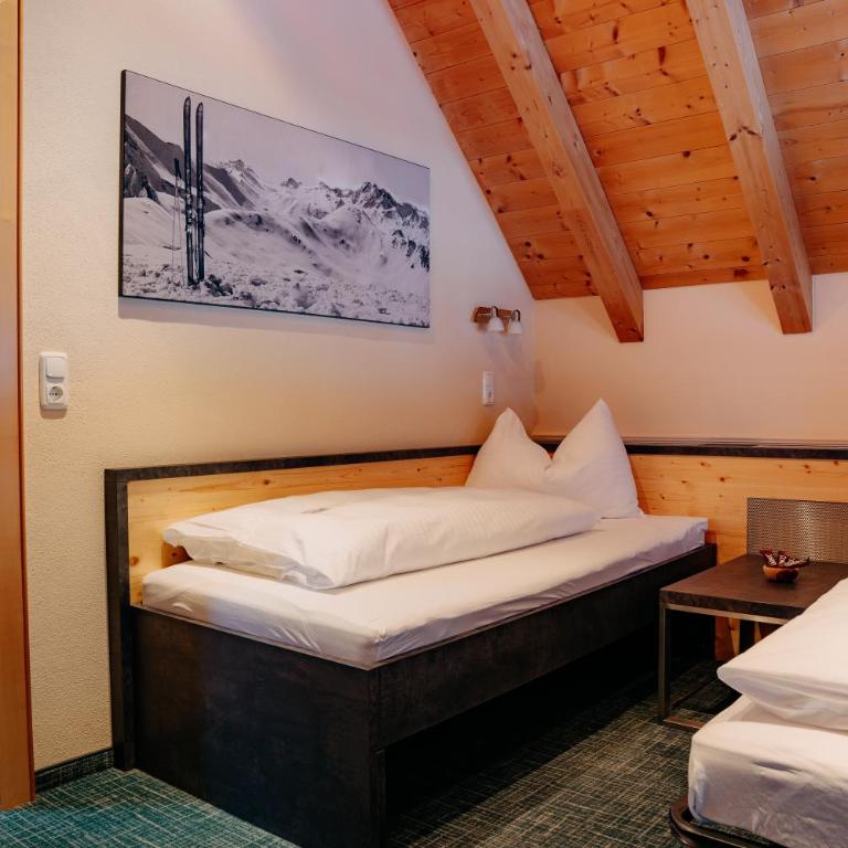 Hotel Garni Alpenhof - Familienzimmer mit Balkon - 12