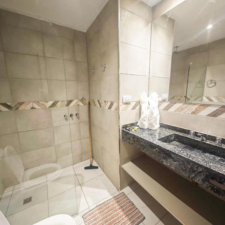 Suites Amplias y Comfortables - Con Balcon, Parquizado, Asador y Pileta - Double Room - 26