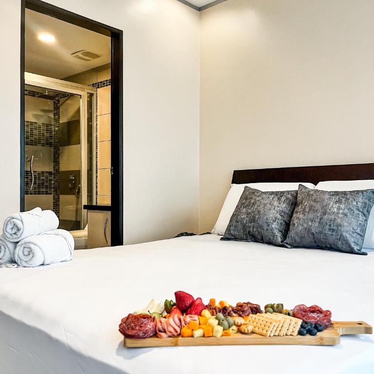 Luxury 2BR River View Apartment Pool, Gym & Jacuzzi - Two-Bedroom Apartment with River View - 13