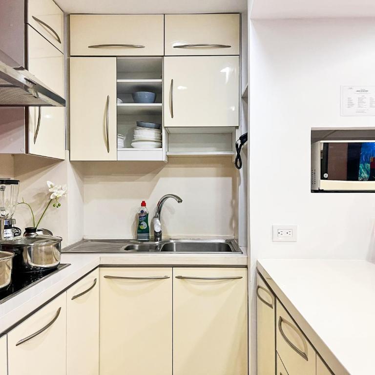 Luxury 2BR River View Apartment Pool, Gym & Jacuzzi - Two-Bedroom Apartment with River View - 15