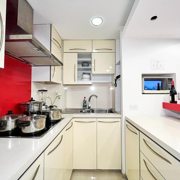 Luxury 2BR River View Apartment Pool, Gym & Jacuzzi - Two-Bedroom Apartment with River View - 3
