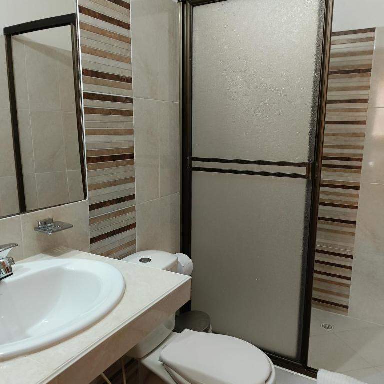 Apartamento Encantador familias con parqueadero a 4 cuadras de la plaza principal - Two-Bedroom Apartment - 13