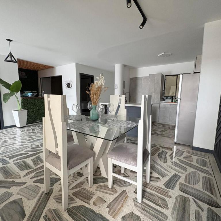 Amplio apartamento Excelente ubicación - Three-Bedroom Apartment - 4