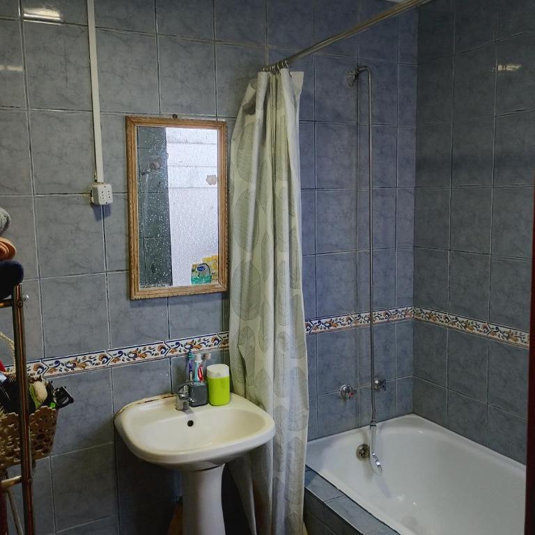 Habitaciones individuales, Excelente ubicación - Single Room with Shared Bathroom - 1