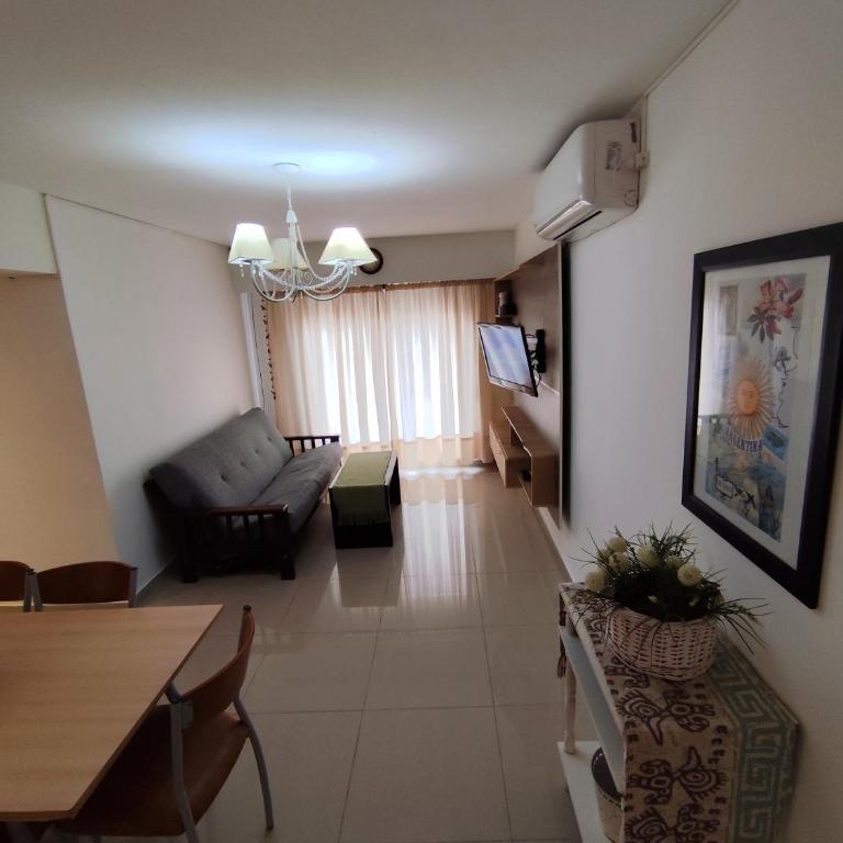 Depto céntrico de 3 habitaciones y cochera - Apartamento de 3 dormitorios - 10