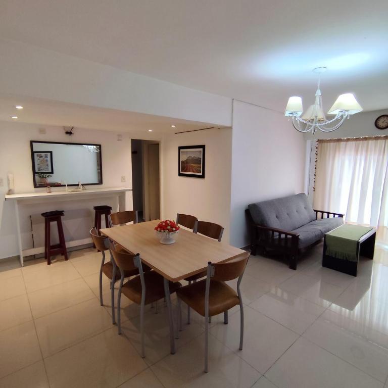 Depto céntrico de 3 habitaciones y cochera - Apartamento de 3 dormitorios - 9
