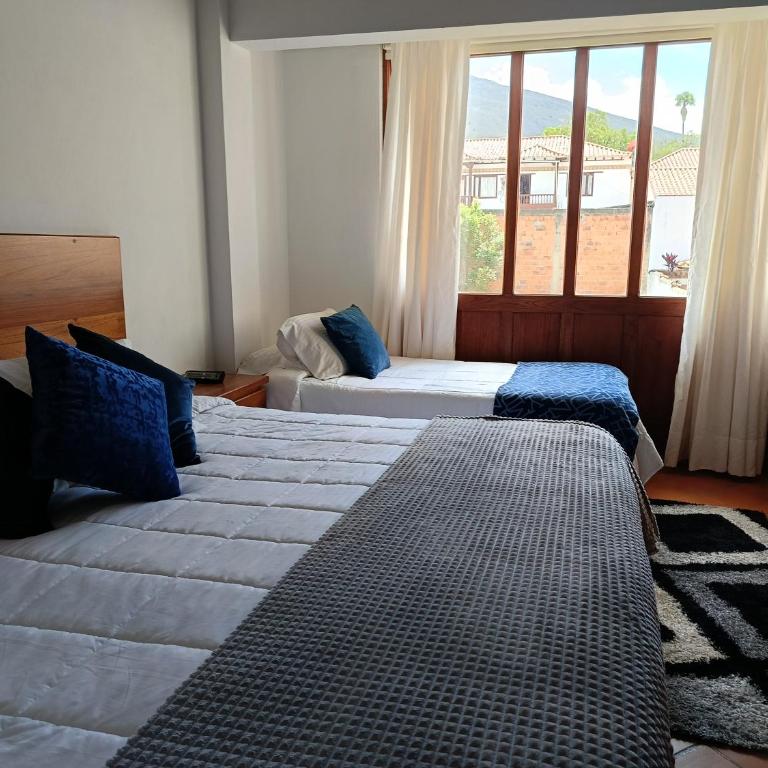 Hermoso apartamento familiar con parqueadero a 4 cuadras de la plaza - Three-Bedroom Apartment - 6