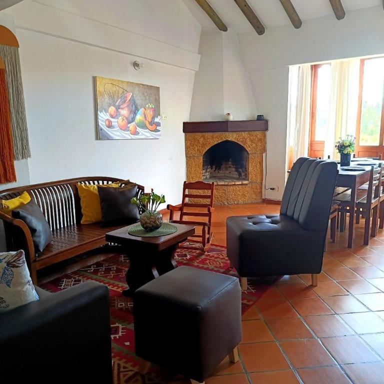 Hermoso apartamento familiar con parqueadero a 4 cuadras de la plaza - Three-Bedroom Apartment - 2