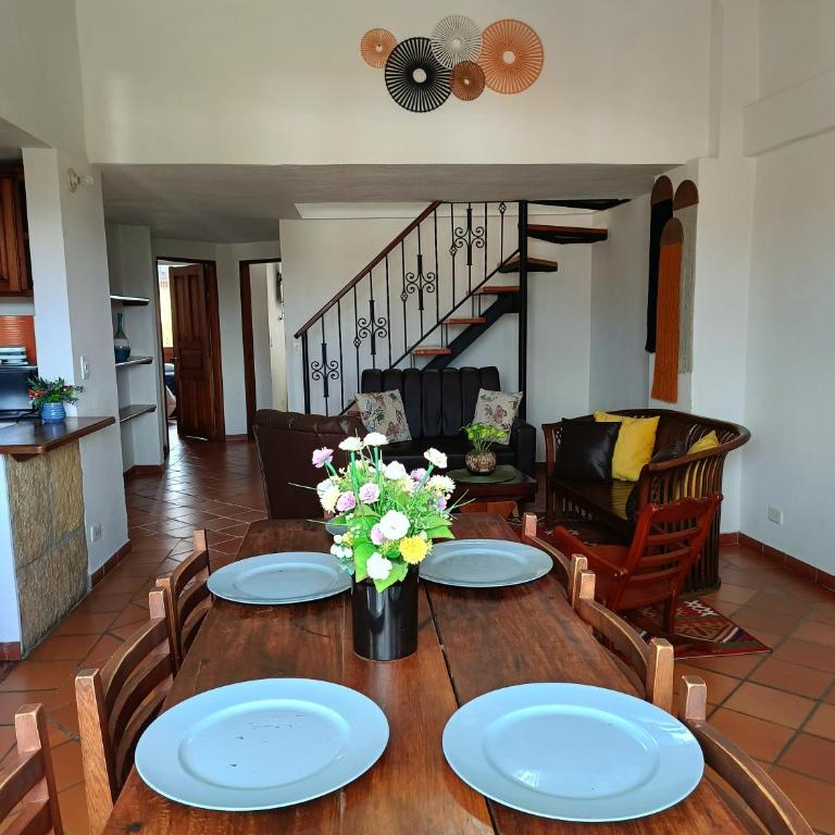 Hermoso apartamento familiar con parqueadero a 4 cuadras de la plaza - Three-Bedroom Apartment - 4