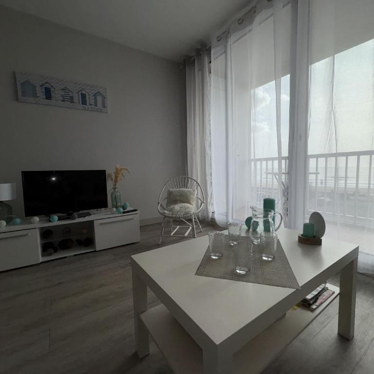 Appartement cosy rénové vue mer, proche plage et animations - FR-1-323-472 - Apartment - 35