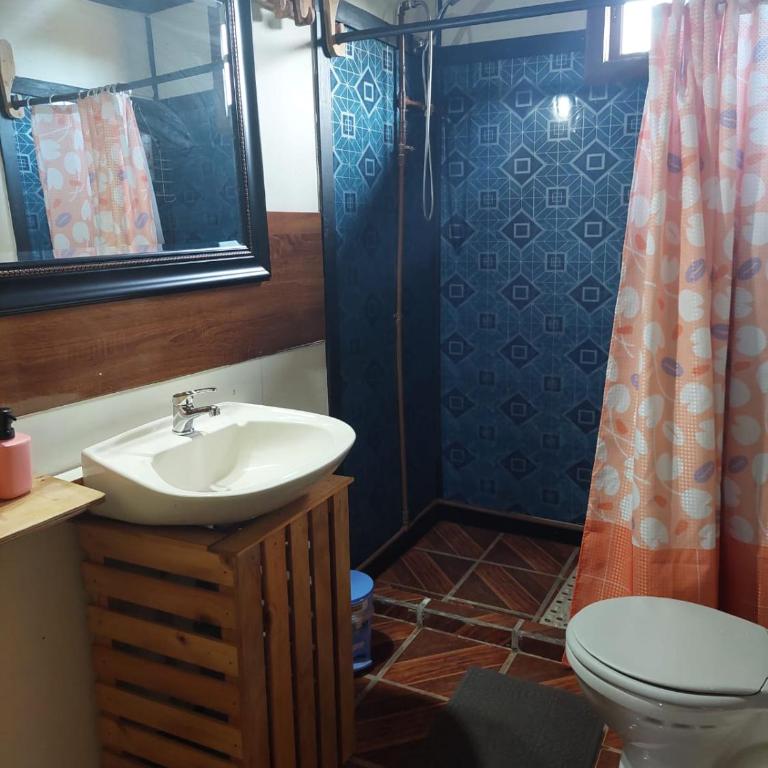 Hostal Verde Vida - Family Room with Private Bathroom - 27