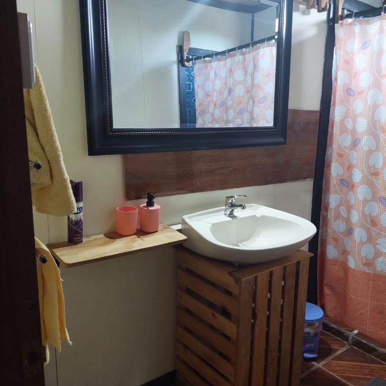 Hostal Verde Vida - Family Room with Private Bathroom - 23