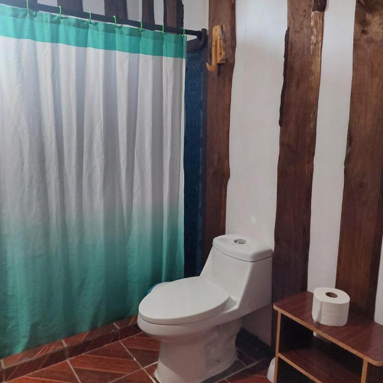 Hostal Verde Vida - Family Room with Private Bathroom - 17
