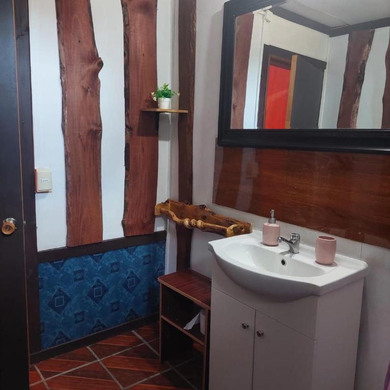 Hostal Verde Vida - Family Room with Private Bathroom - 7