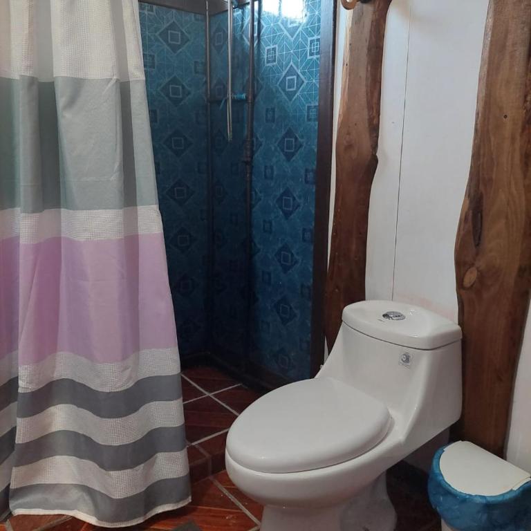 Hostal Verde Vida - Family Room with Private Bathroom - 15