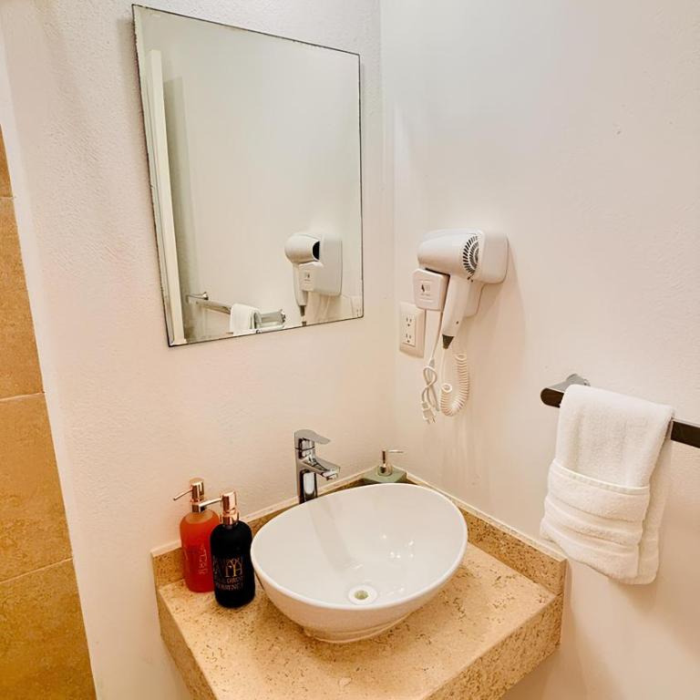 Casa amplia y privada con alberca para una escapada perfecta - Three-Bedroom House - 27