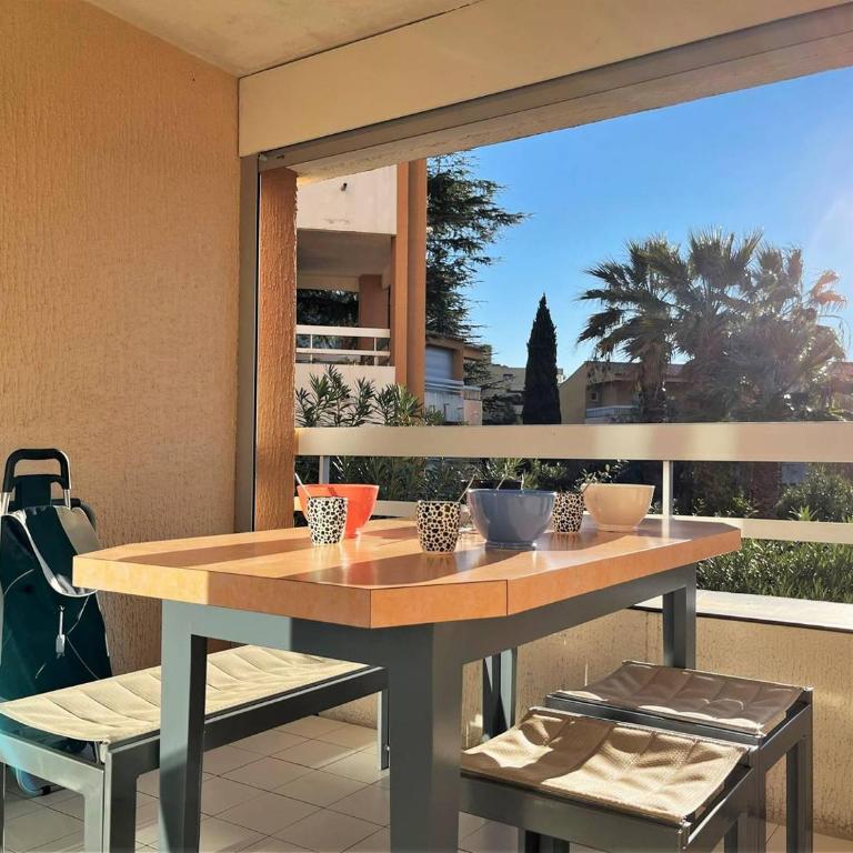 LV100-017 Appartement Studio cabine 4 couchages LE LAVANDOU - Studio with Pool View - 2