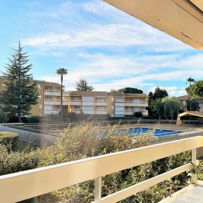 LV100-017 Appartement Studio cabine 4 couchages LE LAVANDOU - Studio with Pool View - 4