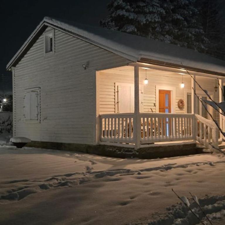 Snow White Chalet- Mountain Retreat in Kolašin - Kuća sa 2 Spavaće Sobe - 48