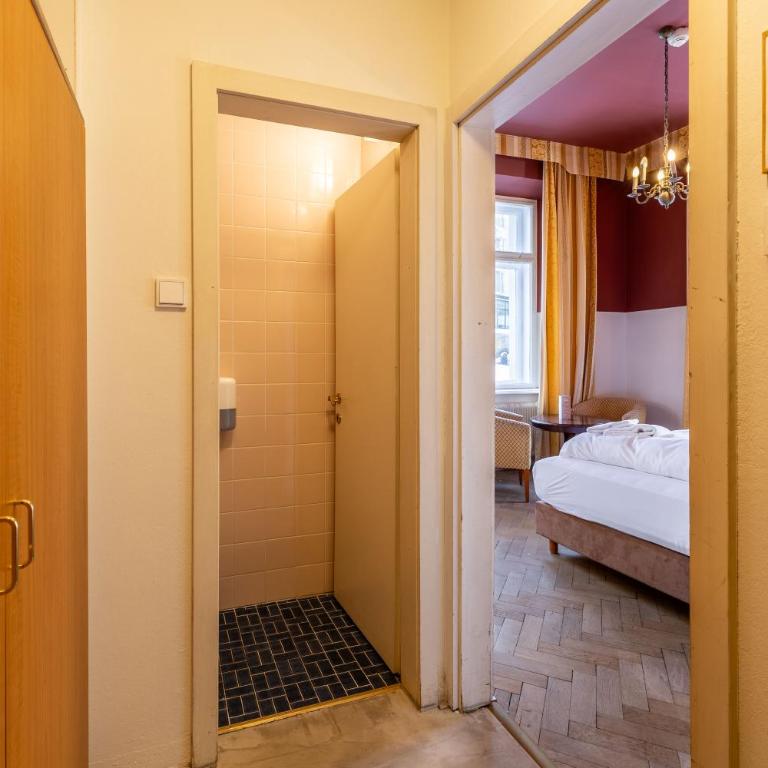 the eighteen86 by keyone - Doppelzimmer mit Dusche - 3