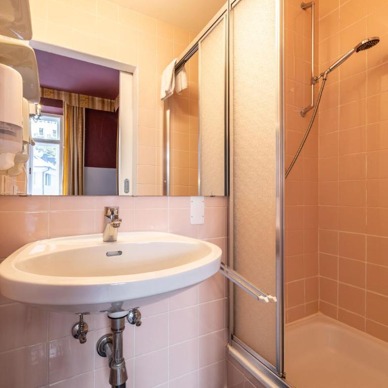the eighteen86 by keyone - Doppelzimmer mit Dusche - 9