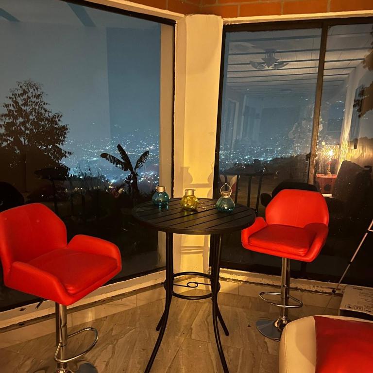 Villa with Spectacular Medellin View with Pool and Mini Basket-Futbol Field - Villa - 13
