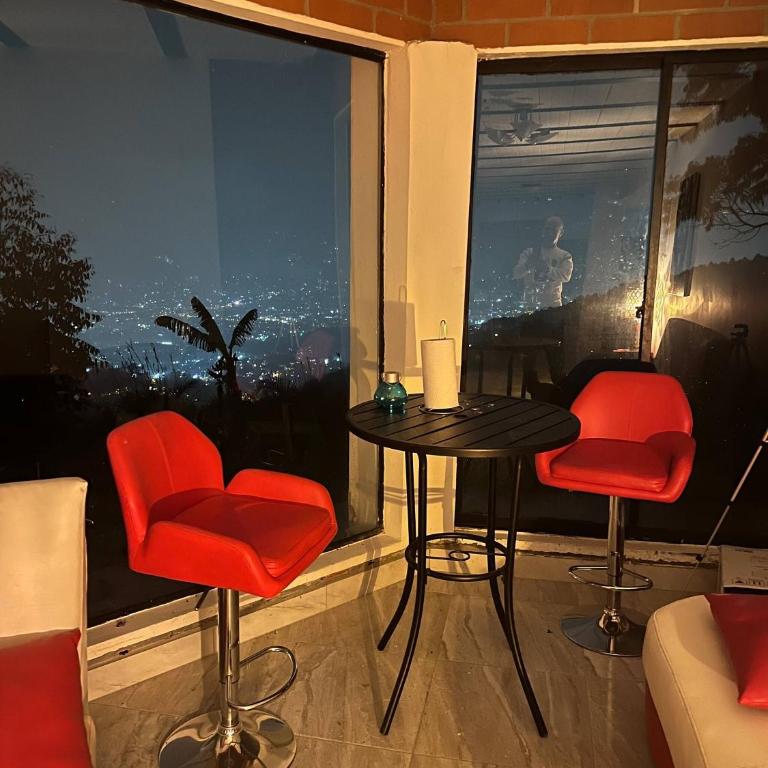 Villa with Spectacular Medellin View with Pool and Mini Basket-Futbol Field - Villa - 20