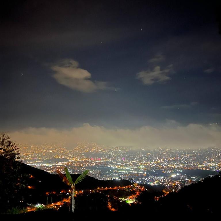 Villa with Spectacular Medellin View with Pool and Mini Basket-Futbol Field - Villa - 26