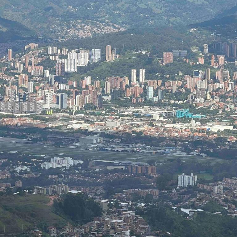 Villa with Spectacular Medellin View with Pool and Mini Basket-Futbol Field - Villa - 42