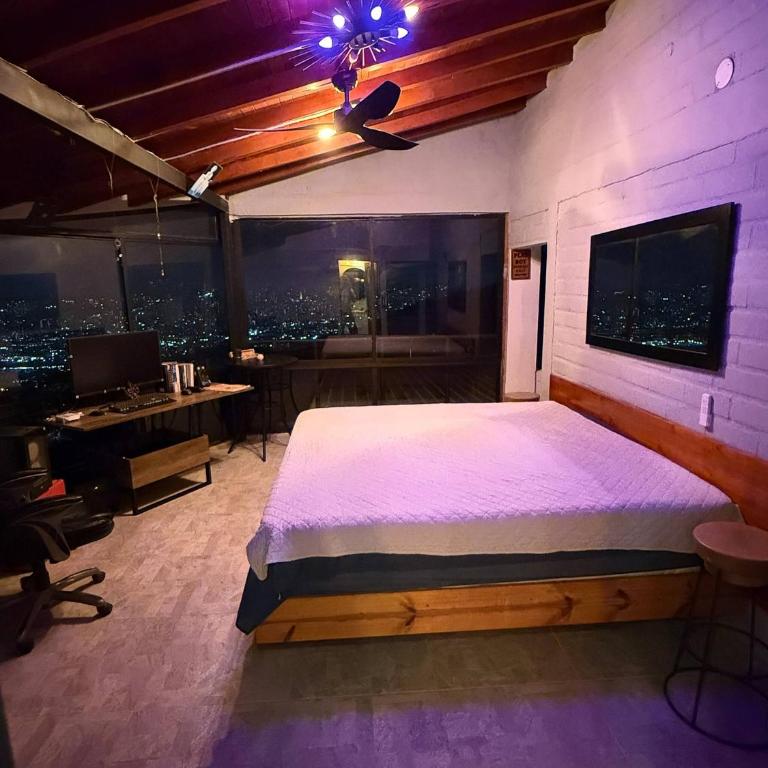Villa with Spectacular Medellin View with Pool and Mini Basket-Futbol Field - Villa - 67