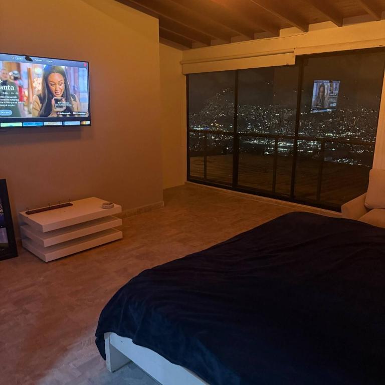 Villa with Spectacular Medellin View with Pool and Mini Basket-Futbol Field - Villa - 70