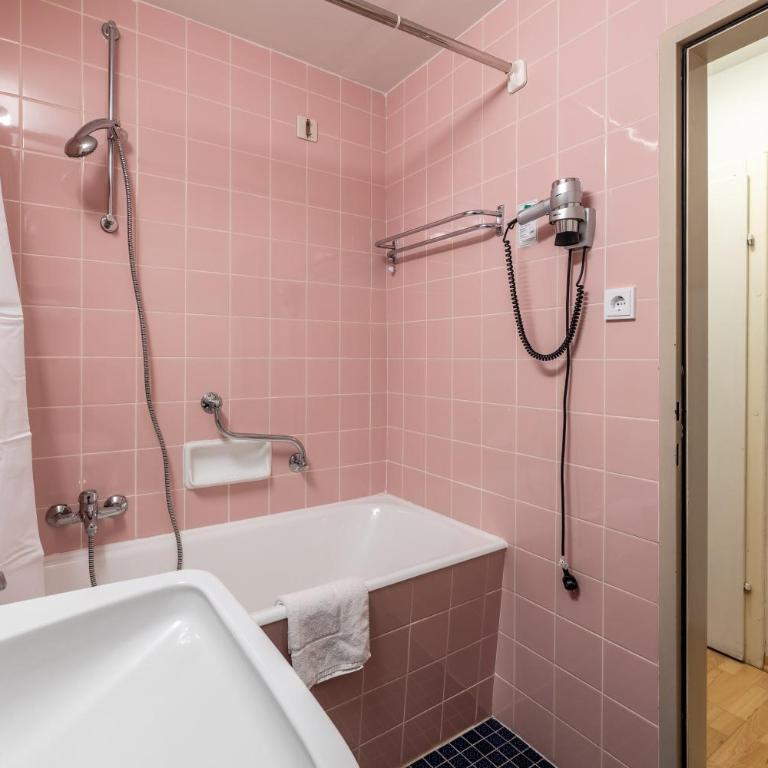 the eighteen86 by keyone - Doppelzimmer mit Dusche - 4
