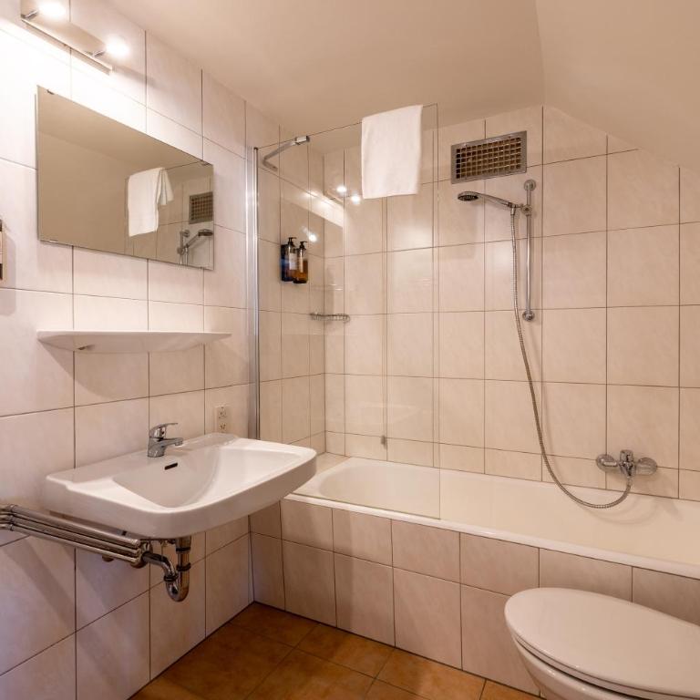 the eighteen86 by keyone - Doppelzimmer mit Badewanne - 8
