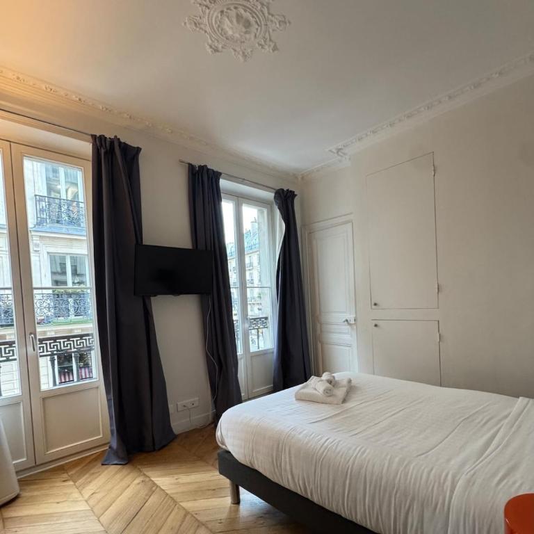 Appartement parisien - Balcon face au Louvre - Two-Bedroom Apartment with View - 4