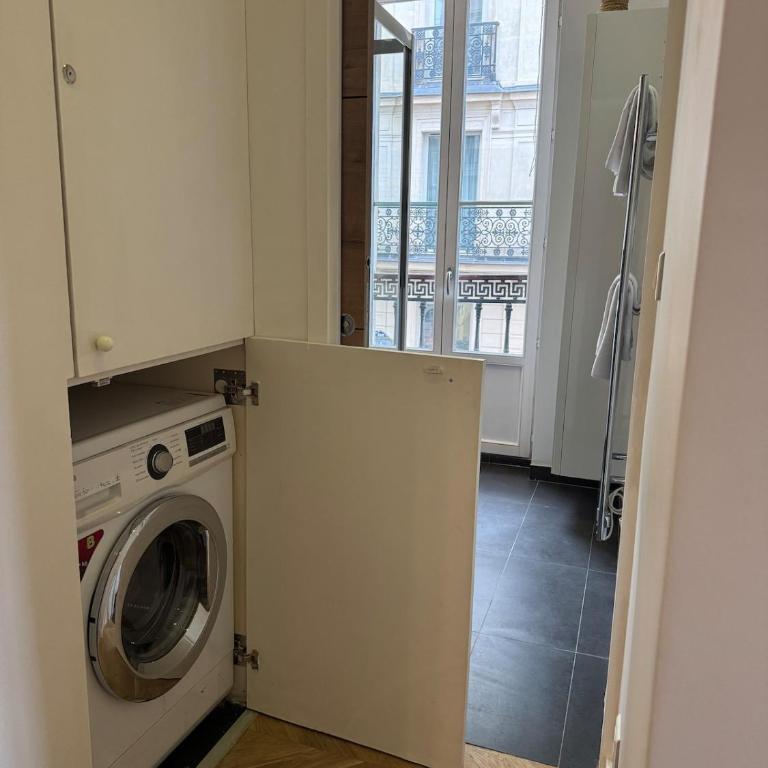 Appartement parisien - Balcon face au Louvre - Two-Bedroom Apartment with View - 5