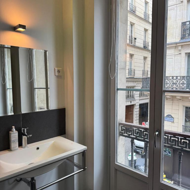 Appartement parisien - Balcon face au Louvre - Two-Bedroom Apartment with View - 3