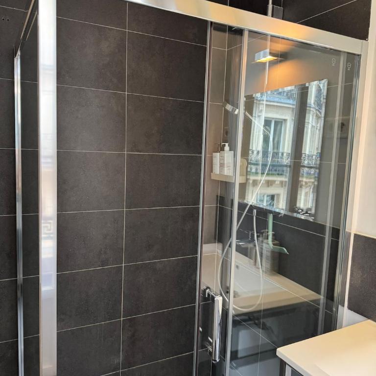 Appartement parisien - Balcon face au Louvre - Two-Bedroom Apartment with View - 9