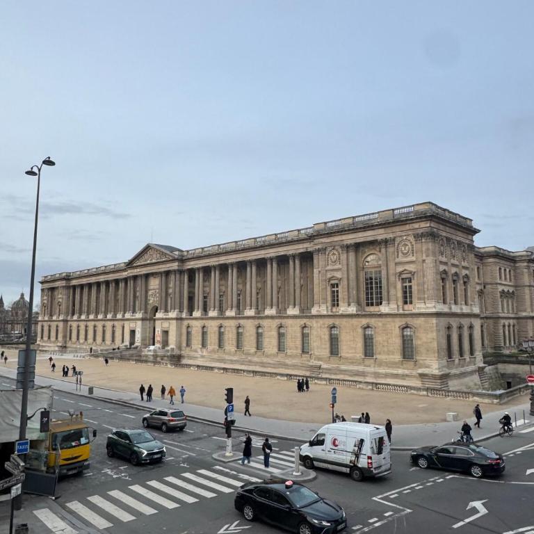 Appartement parisien - Balcon face au Louvre - Two-Bedroom Apartment with View - 12