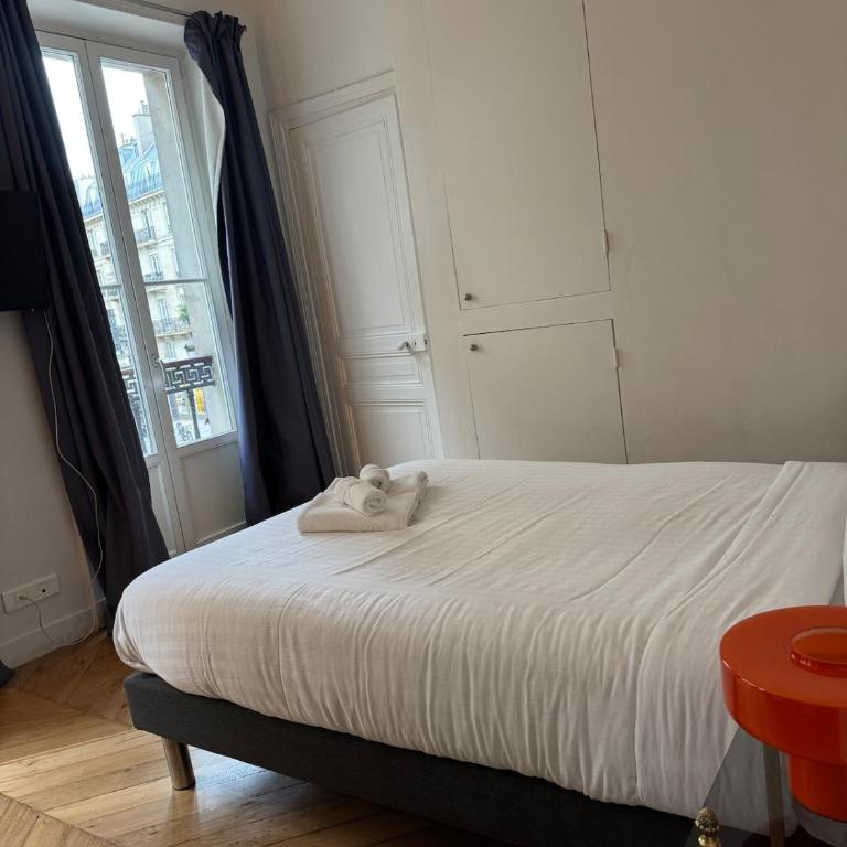 Appartement parisien - Balcon face au Louvre - Two-Bedroom Apartment with View - 13