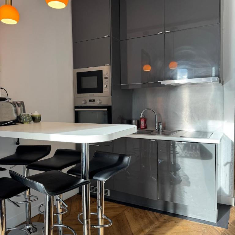 Appartement parisien - Balcon face au Louvre - Two-Bedroom Apartment with View - 16