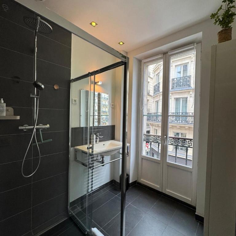 Appartement parisien - Balcon face au Louvre - Two-Bedroom Apartment with View - 21