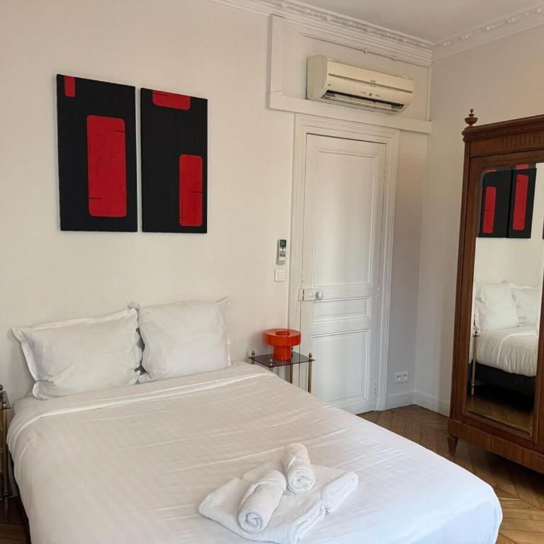 Appartement parisien - Balcon face au Louvre - Two-Bedroom Apartment with View - 23